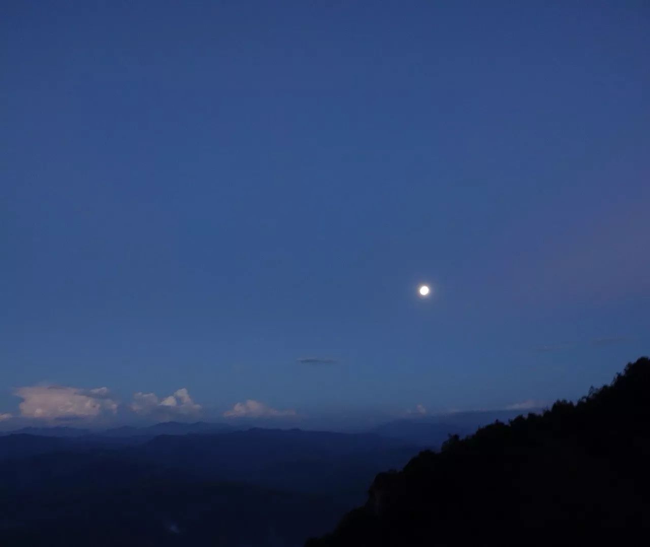 昨天,我们推出"拍月"特别策划,邀请广大网友拍摄中秋月亮.
