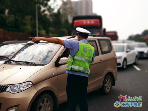 江西高速交警在疏导交通