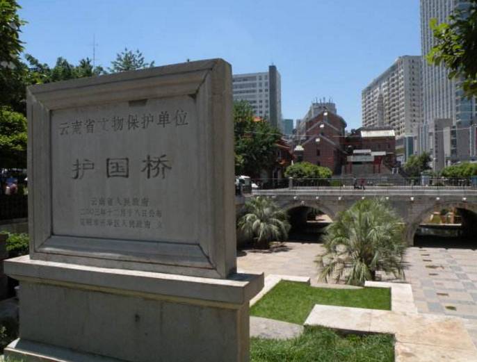 为了纪念反袁护国运动胜利 1915年护国桥由白鹤桥改名而来 它全长仅为