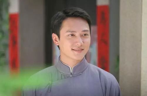 颜值提升的冯绍峰, 凭借着自己愈发精进的演技 出演了《锁清秋》