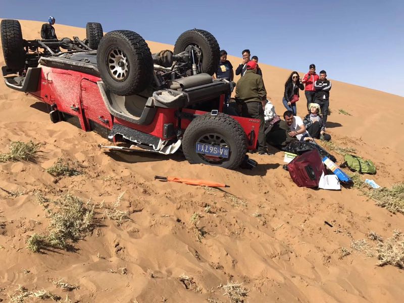 国庆节阿拉善赛车手翻车直升机争分夺秒沙漠营救