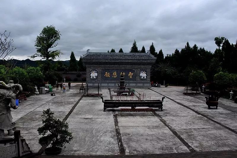 四川 西充县 有一个凤凰山,凤凰山上有一个修建中的—圭峰寺