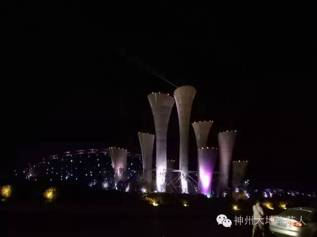 旅游 正文  百里杜鹃石牛角村,该地的标志性建筑花瓣桥,一到夜幕降临