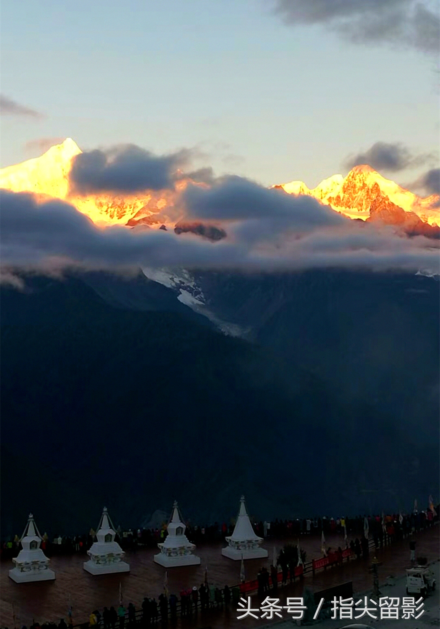 图集:天降祥瑞梅里雪山披霞衣,日照金光洁白雪峰变火山!