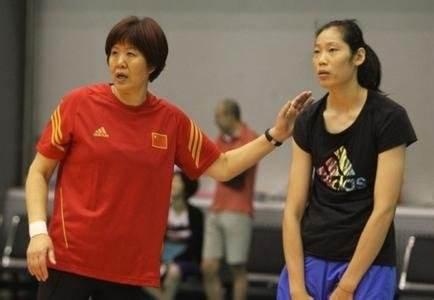 师徒情深郎平安家杰为朱婷曾春蕾践行都是中国女排的骄傲