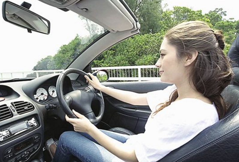 女司机上路只会尖叫和油门当刹车?其实女司机开车比老司机更靠谱