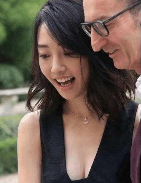 白百合性感着装加新男友复出捞金,声称不会考虑再找中国人为男友