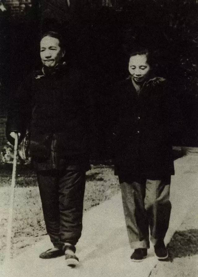 1957 年,陈寅恪及夫人唐篔在中山大学散步才高气傲的陈寅恪曾为梁启超