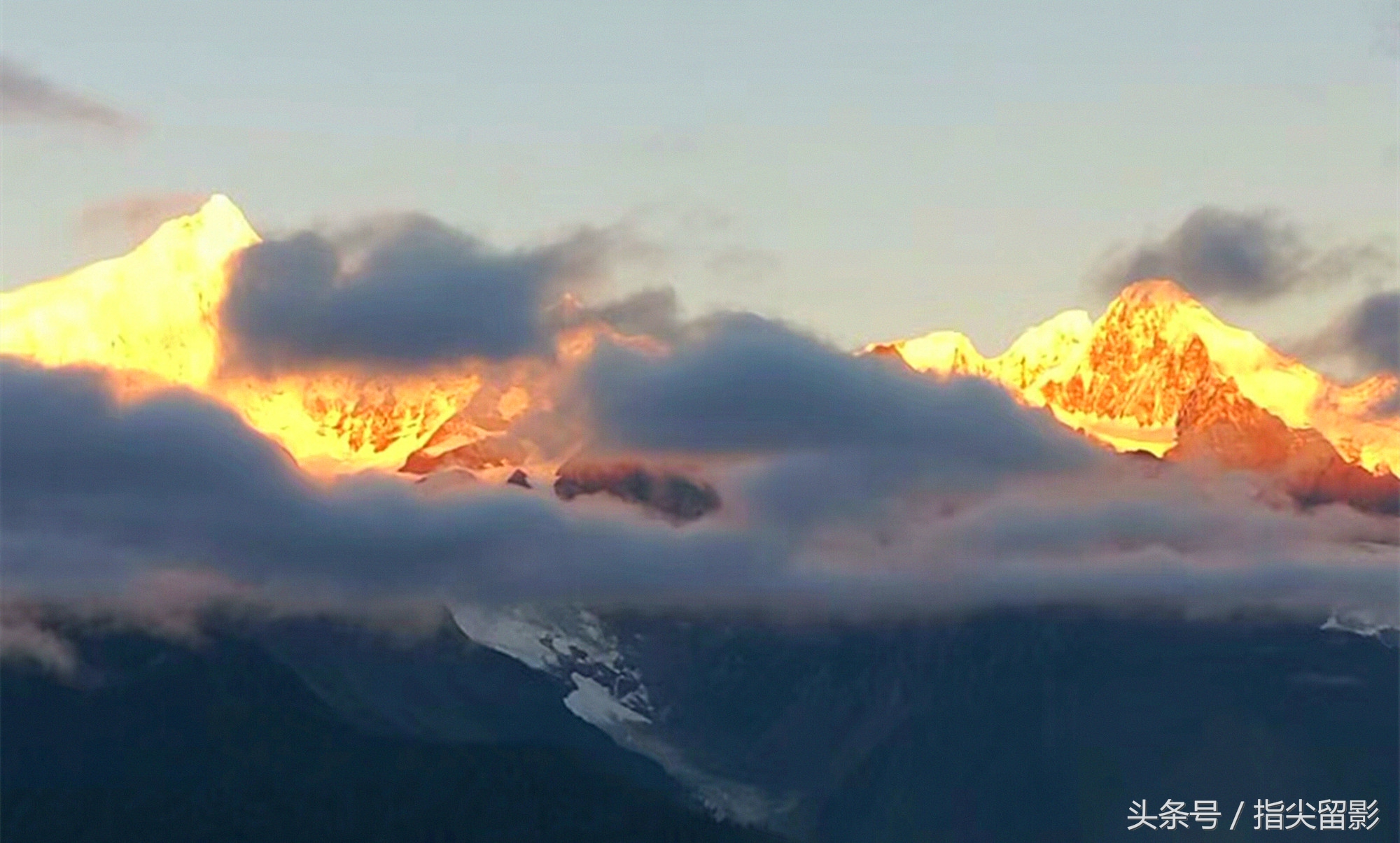 图集:天降祥瑞梅里雪山披霞衣,日照金光洁白雪峰变火山!