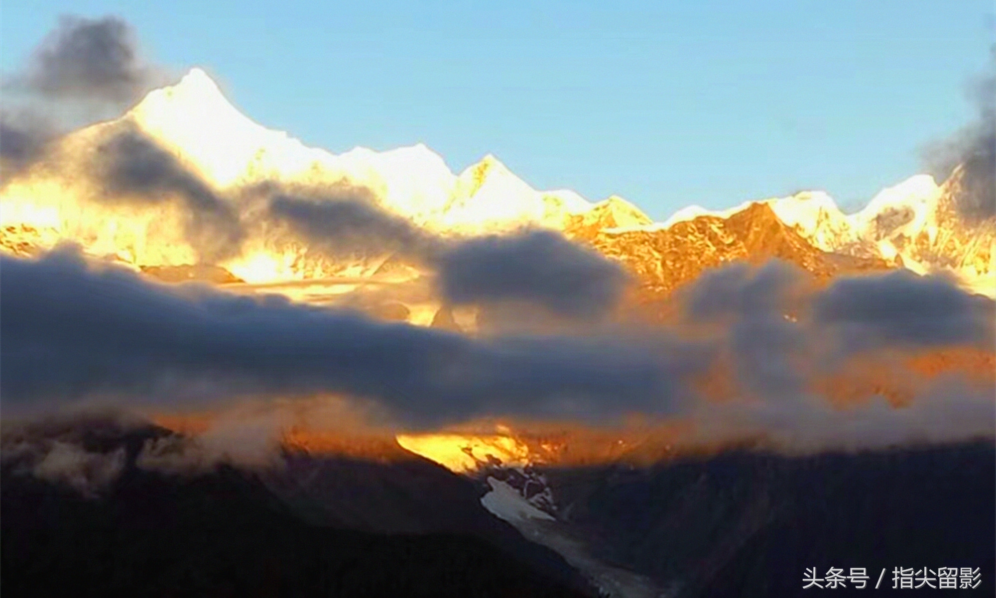 图集:天降祥瑞梅里雪山披霞衣,日照金光洁白雪峰变火山!