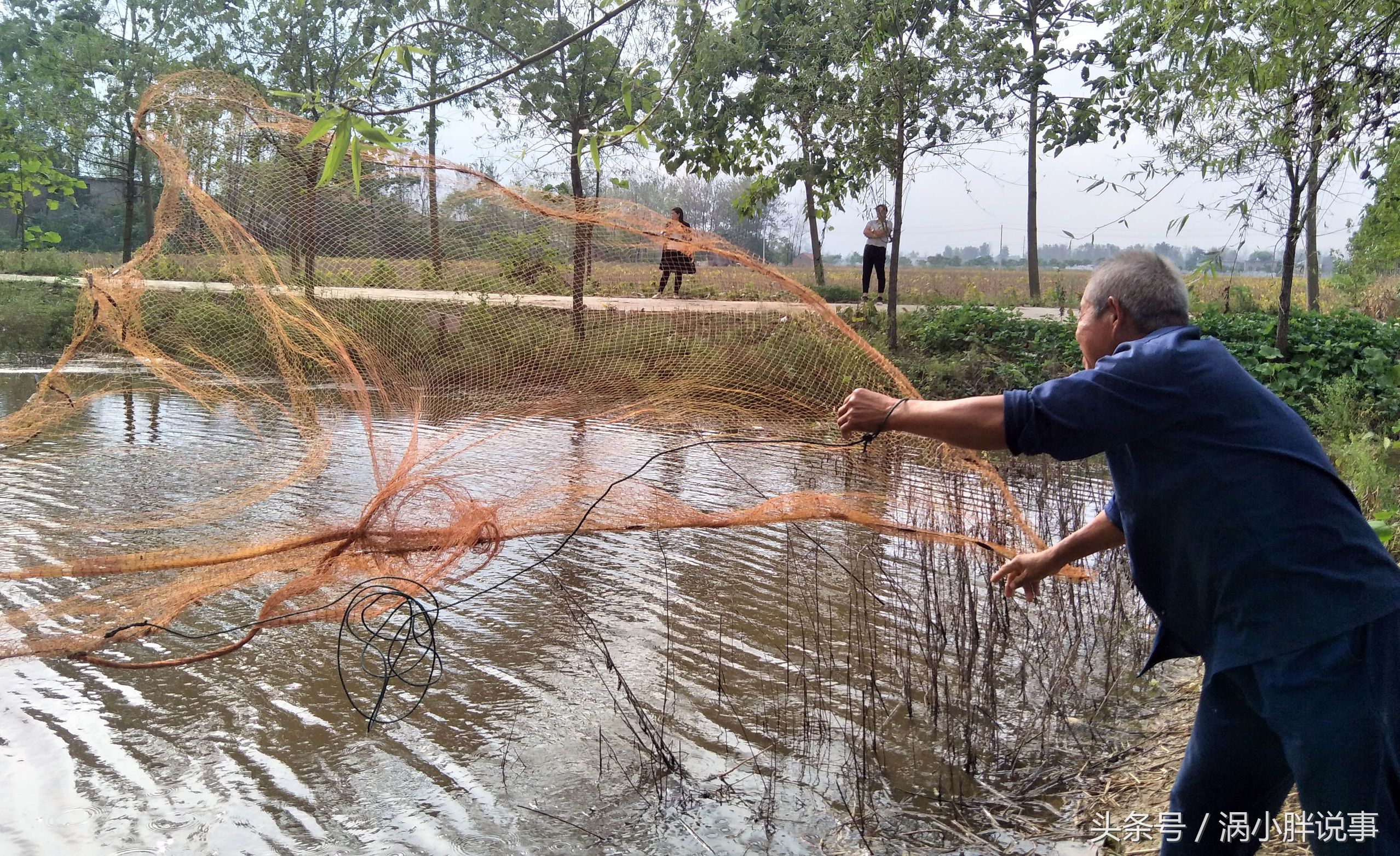 老人虽然逮鱼技术很好,但力气却不如年轻时,撒网也撒不到鱼塘中间