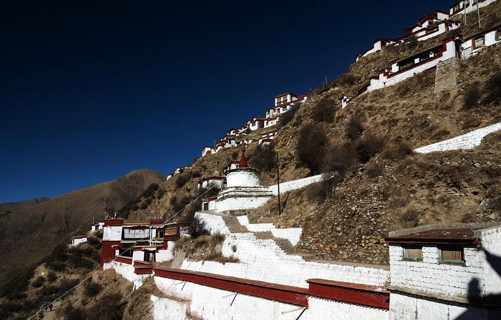 旅行趣闻 | 一直以为川藏线最著名的天葬台在色达