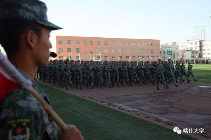 喀什大学的小鲜肉们,军训圆满结束,班主任喊你回来上课啦!