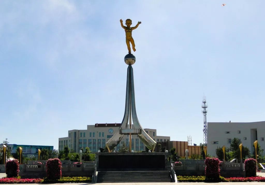 金昌市人民文化广场主雕塑——金娃娃