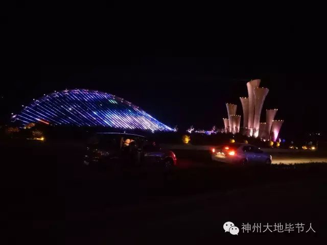 百里杜鹃石牛角村,该地的标志性建筑花瓣桥,一到夜幕降临,便霓虹