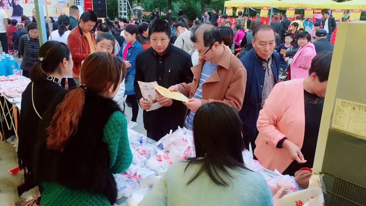 大型公益活动"中华孝心行动"举办了一场来到了利辛五一广场携手南京