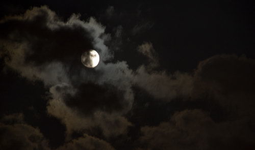 中秋的天空挂着忧伤的月亮