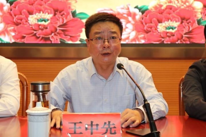 刘志明宣读表彰决定,张红霞主持颁奖活动,王中先致答谢辞.