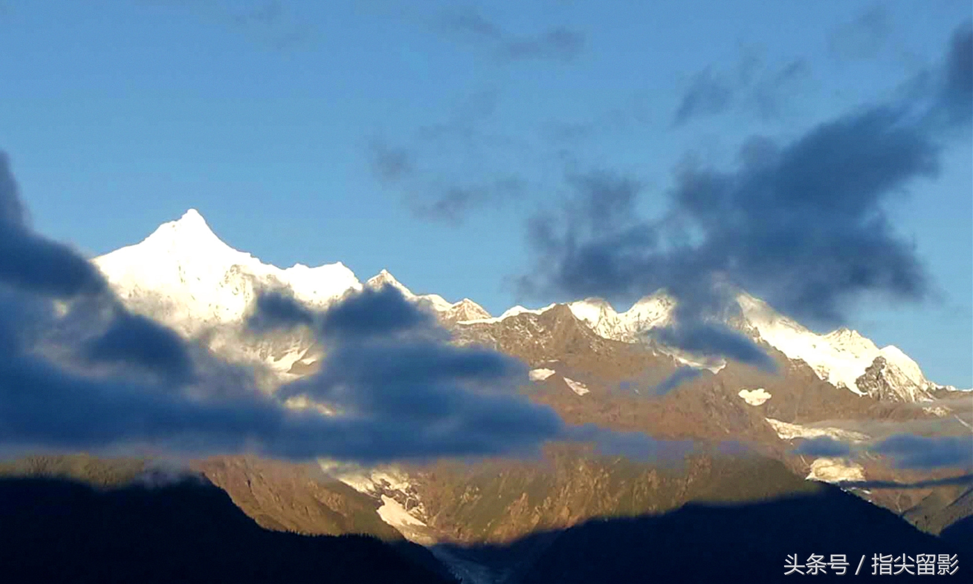 图集:天降祥瑞梅里雪山披霞衣,日照金光洁白雪峰变火山!