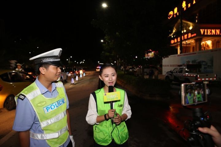 高州交警夜晚查酒驾 执法现场网络直播