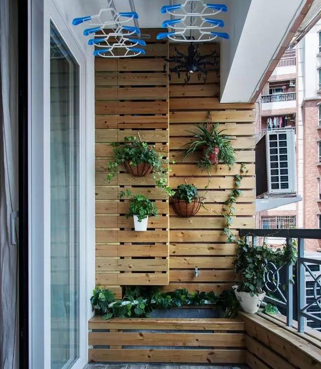 阳台主要用来晒衣服,墙面用防腐木固定在墙上做的花盆装饰,很绿色清新