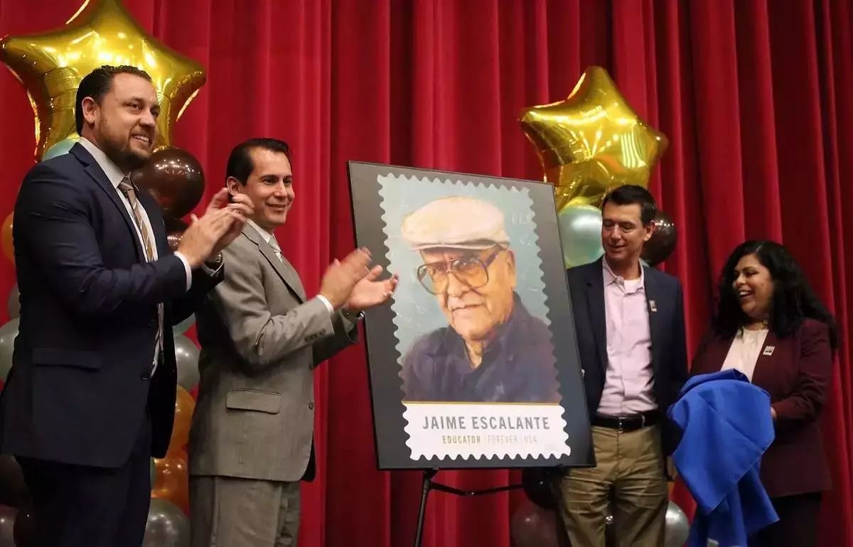 美国邮政局为此颁发了"jaime escalante"主题邮票