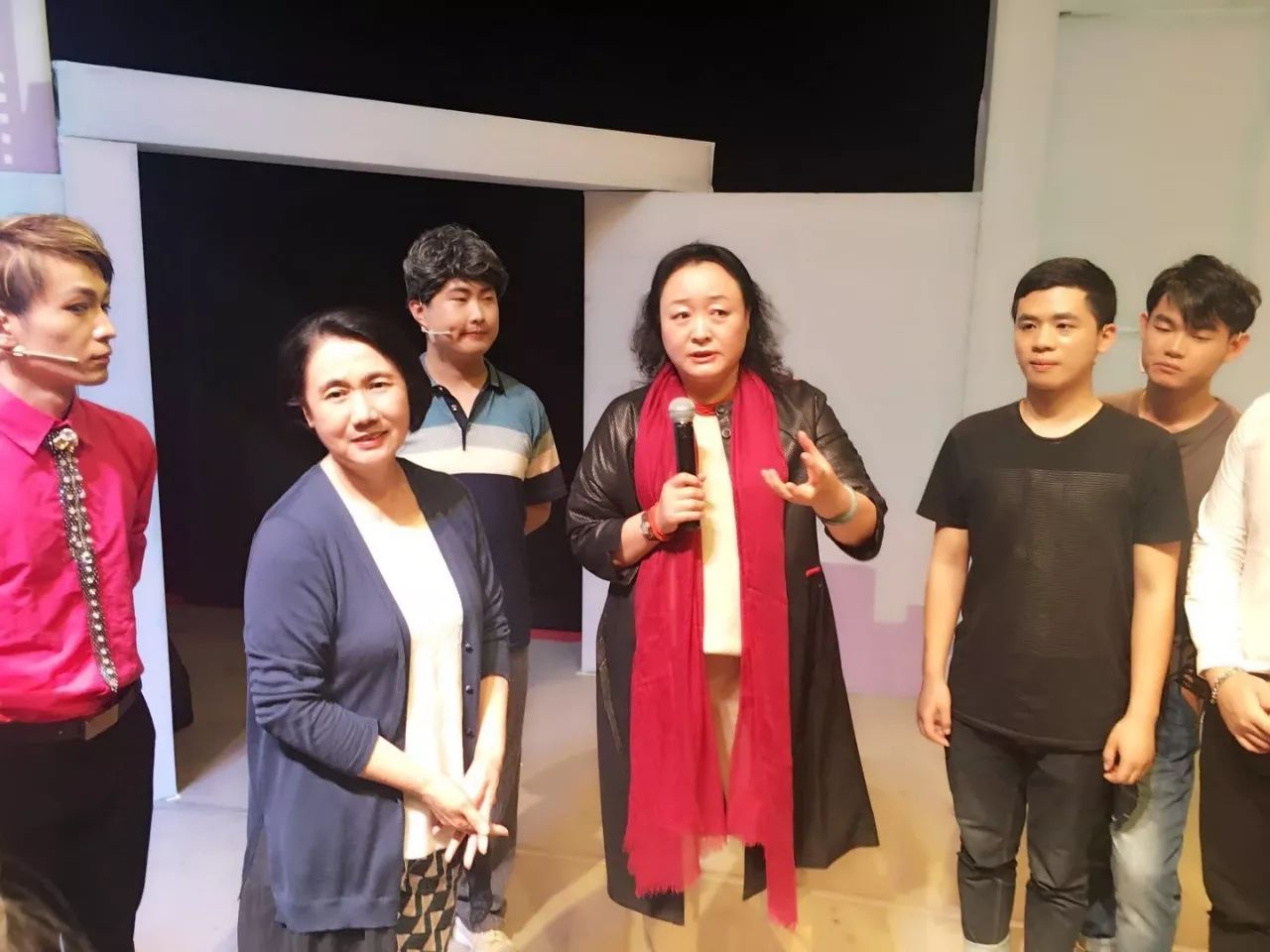 导演李偌祎,执行导演李璇/娄红芳与演员合影留念《因味爱,所以爱》