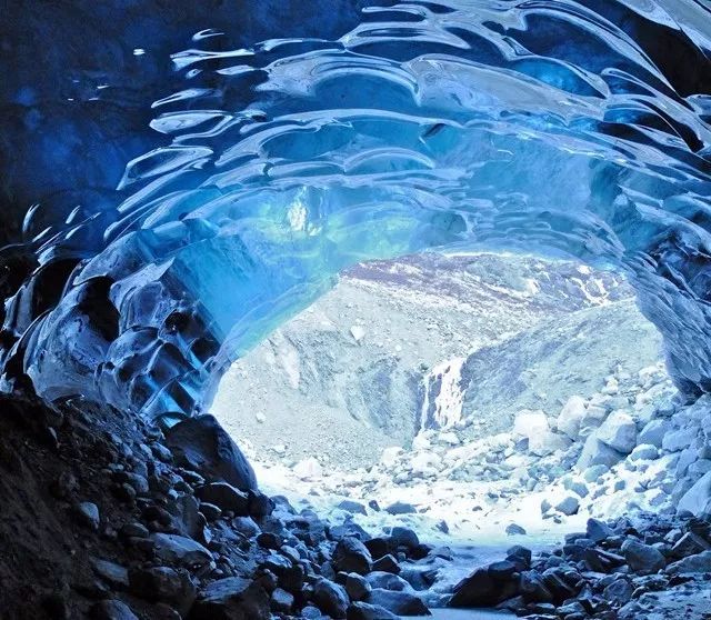 问问你去过冰岛的朋友,他们有去梦幻的蓝冰洞吗?