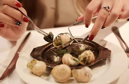 法国蜗牛有很多种做法,比较传统的是配上蒜末,芹菜末,奶油在烤箱中