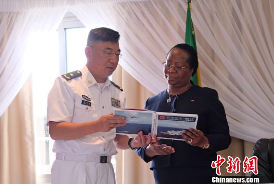 中国海军和平方舟医院船为加蓬患者手术