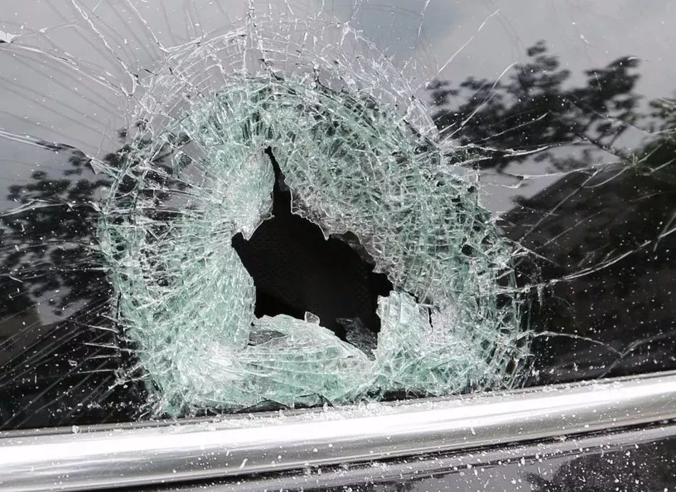 珠海一车主车窗被砸,250多万元现金被盗!