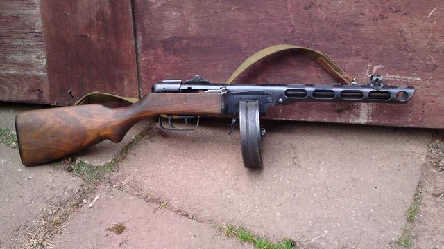 ppsh4冲锋枪苏军士兵有力的双手紧紧的握着心爱的波波莎