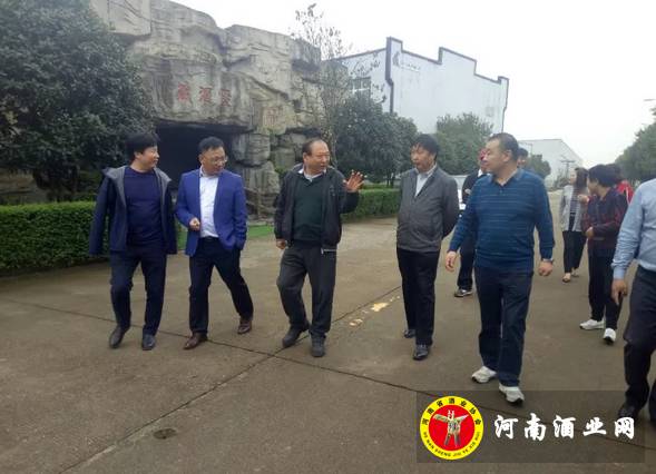 河南牧业经济学院副校长张卫宪一行参观考察鸡公山酒业