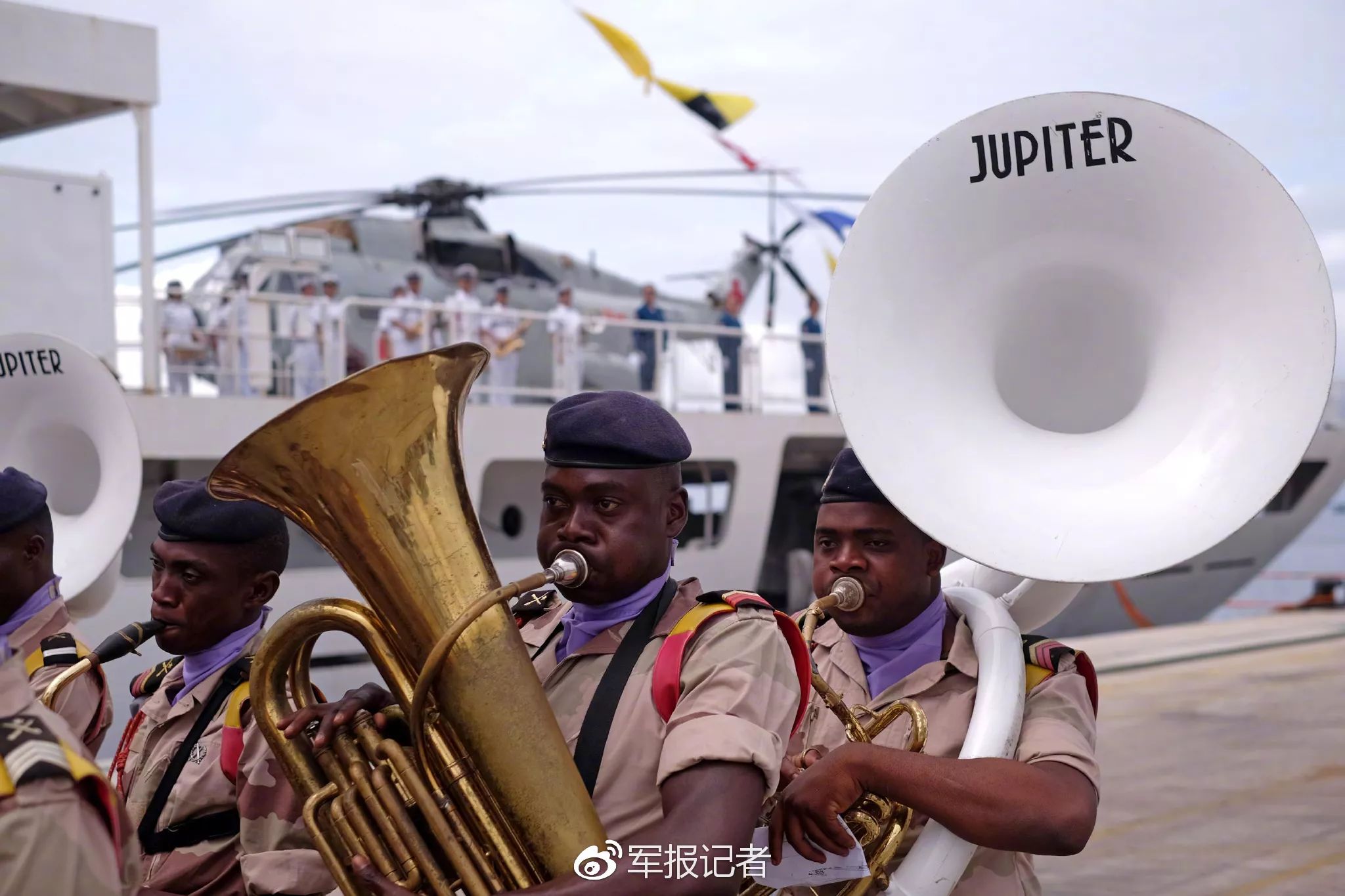 加蓬利伯维尔奥文多港码头,加仪仗队列队欢迎中国海军和平方舟医院船