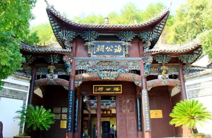 岛上有海瑞祠,宁古钟楼,游客可以乘兴撞钟觅趣,亦可以眺望湖光山色.