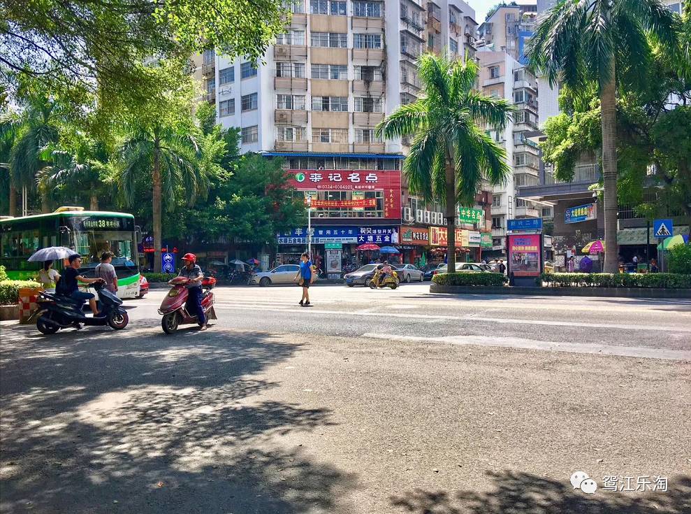 梧州【大塘菜市路口】&【太阳广场】防护栏被拆除,您