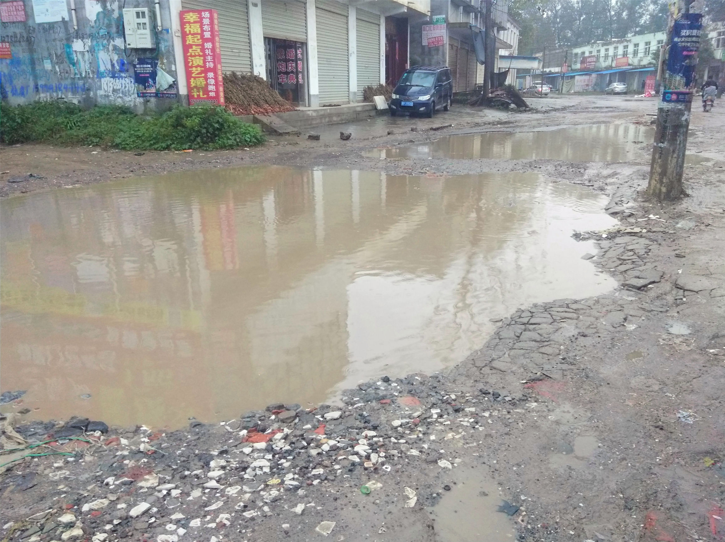 这是河南周口商水县汤庄街道的下雨前和下雨后的照片,可以看到下雨前