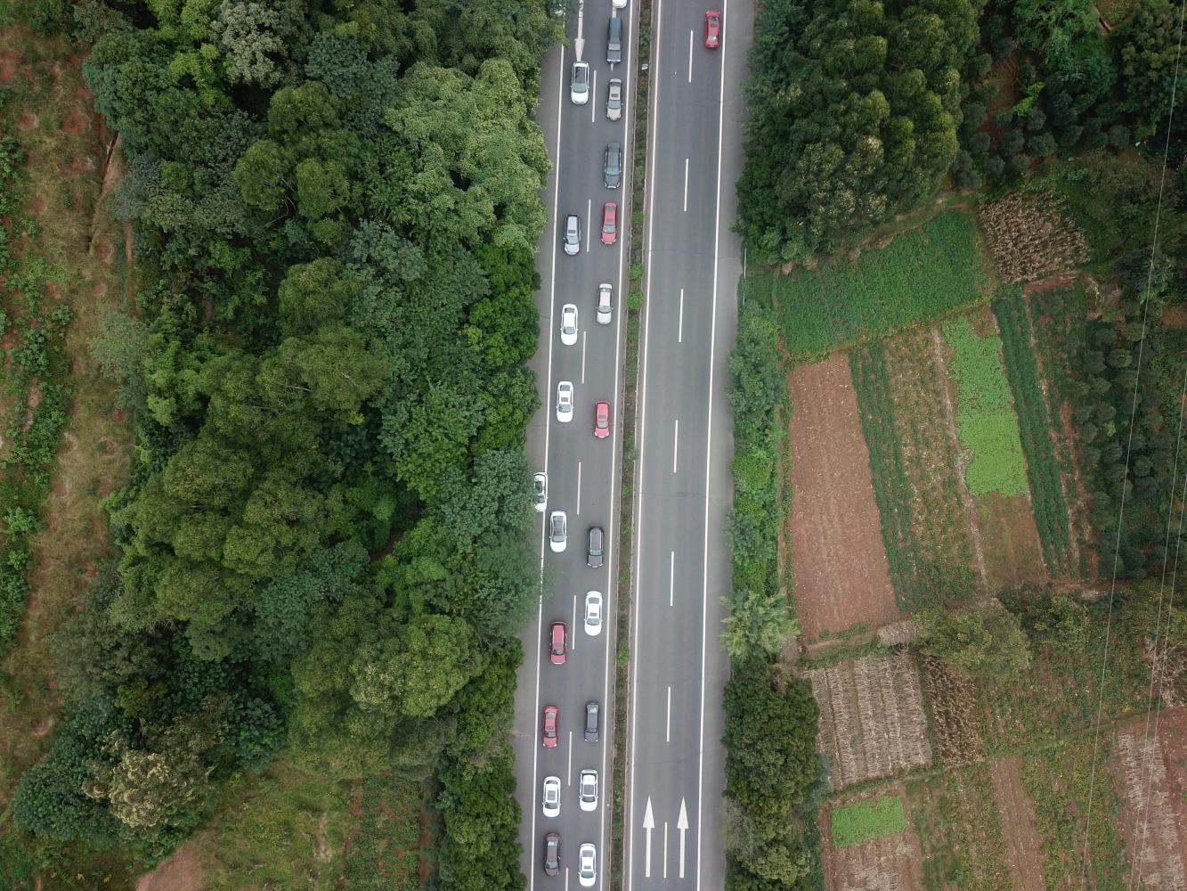 往成都方向车辆密密麻麻,而另一侧道路则稀稀疏疏,畅通无阻