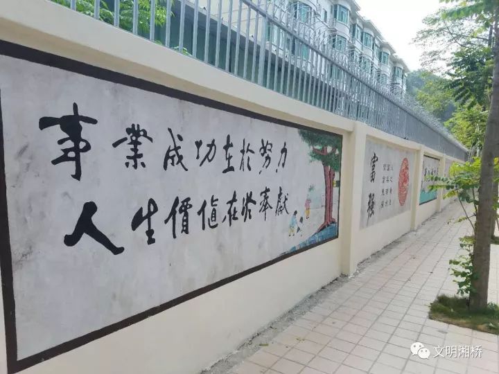 以创建全国文明城市为主线,打造"六乱"整治样板路,设置了十多幅公益