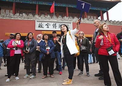 昨日,导游彭雯正在故宫给外国游客讲解.新京报记者 尹亚飞