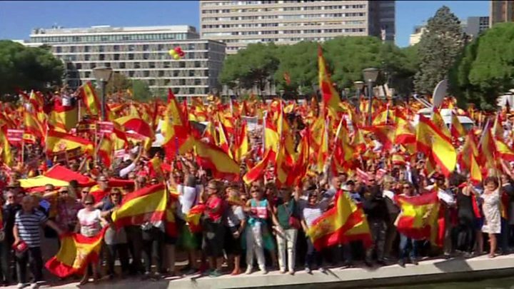 西班牙多地发生游行 要求维护国家统一