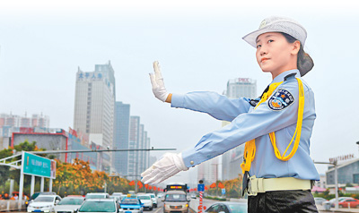 双节期间,河北邯郸市公安局交通警察支队渚河大队民警在指挥交通.