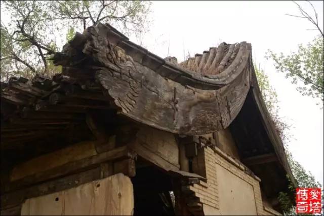 孙村七峰寺山西长子北韩玉皇庙,脱落下来的搏风板上可见有大量钉子.