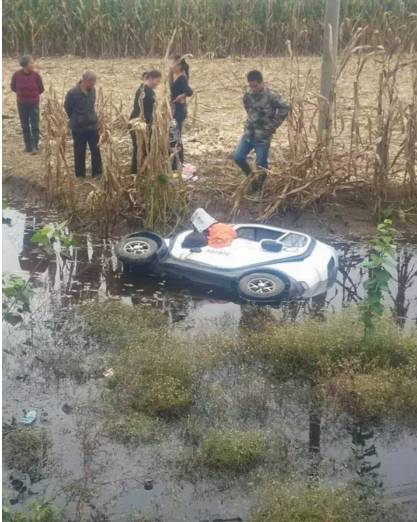 民警立即下车,组织警力与当地群众合力把落水电动四轮车拉上岸.