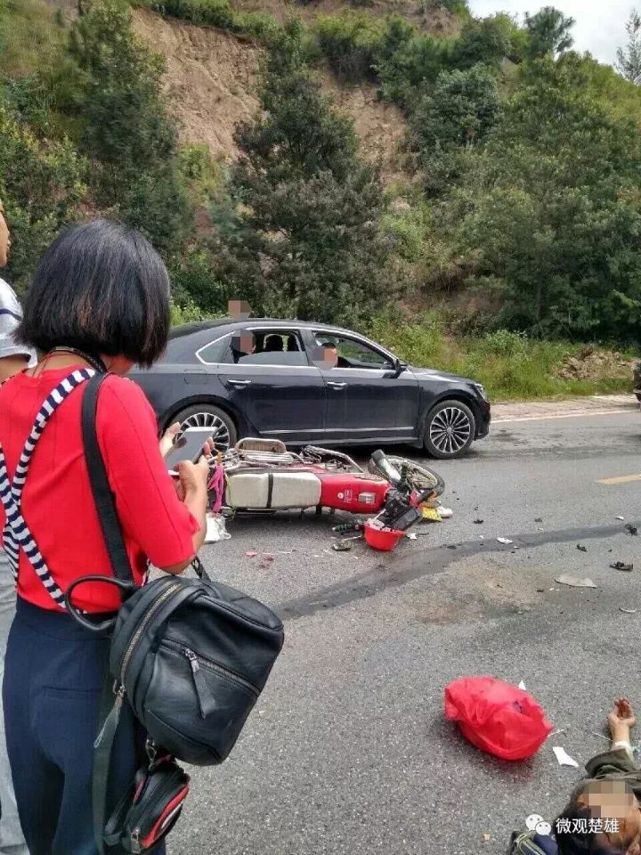 楚雄元双公路发生严重交通事故,车辆碎片撒了一地!