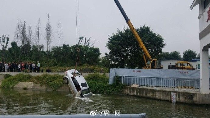 今早眉山一辆小车冲过绿化带撞断护栏再冲断水闸楼梯