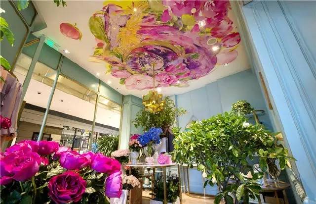 4,goelia花店goelia fleuriste位于广州正佳广场二楼中庭,花店四壁和