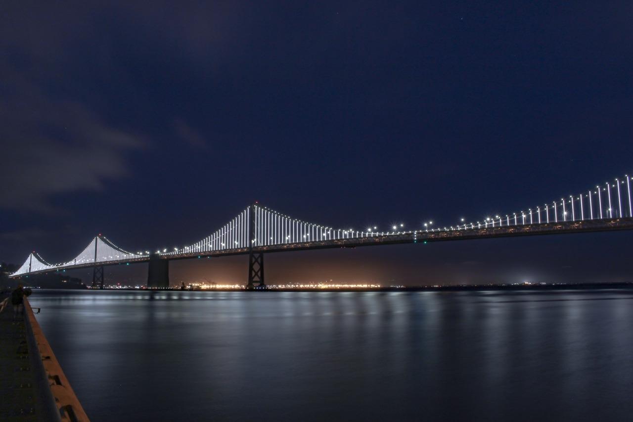 夜色中的海湾大桥