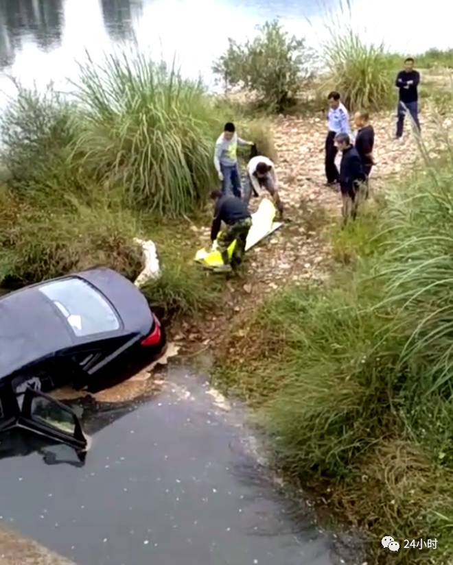 【悲剧】国庆一女子提新车,驾车坠河,打捞上岸经抢救无效死亡.