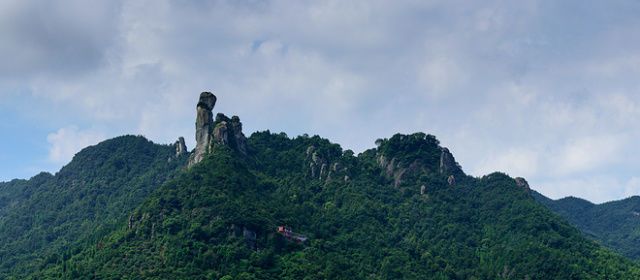 松岩山素有 "橘乡小雁荡"之称 景区内散布着石大人,莲尖坪,天梯 石峰